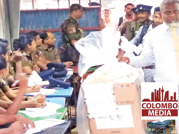 ගාල්ලේ ඡන්ද පෙට්ටි රැගෙන යමින්