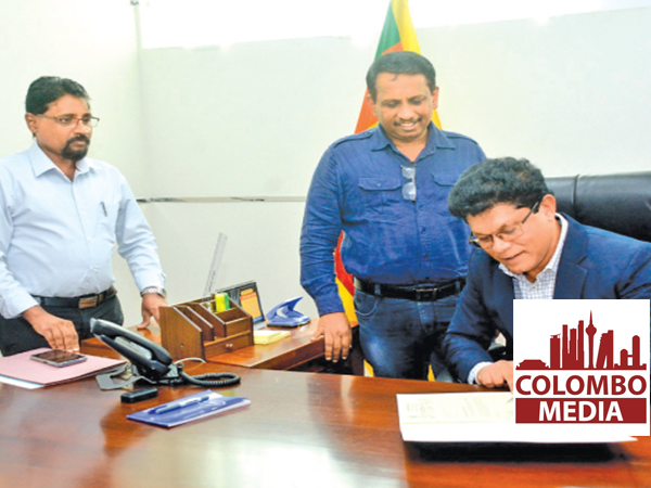 පරි­සර ඇමැති වෛද්‍ය ධම්මික පට­බැඳි වැඩ භාර­ගනී