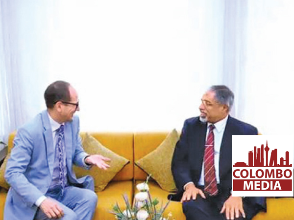 කැනඩාවේ මහකොමසාරිස් හා මධ්‍යම පළාත් ආණ්ඩුකාරවරයා අතර සුහද හමුවක්