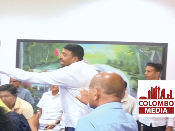 හලාවත නව ප්‍රජාතන්ත්‍රවාදී පෙරමුණේ රැස්වීමේ උණුසුම් තත්ත්වයක්- පොලීසියත් පනී