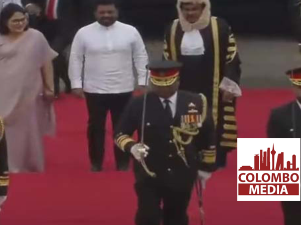 ජනාධිපති අනුර කුමාර දිසානායක පාර්ලිමේන්තුවට පැමිණෙයි