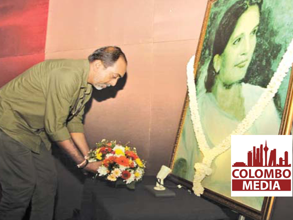 ඇමැති සුනිල් සෙනෙවිගෙන් සිරිමාවෝගේ ඡායාරූපයට පුෂ්පෝපහාර