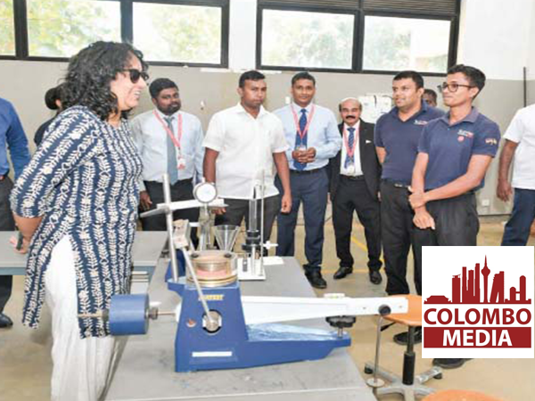 අගමැතිනිය කිළිනොච්චි ජර්මානු කාර්මික අභ්යාස ආයතනයේ නිරීක්ෂණ චාරිකාවක